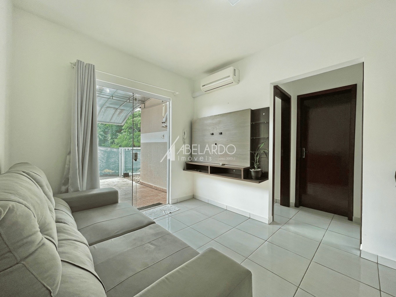 Casa em condomínio fechado com apenas 9 residências e próximo a BR 470, esta aconchegante casa térrea mobiliada é uma excelente opção para quem busca morar bem! - foto 1