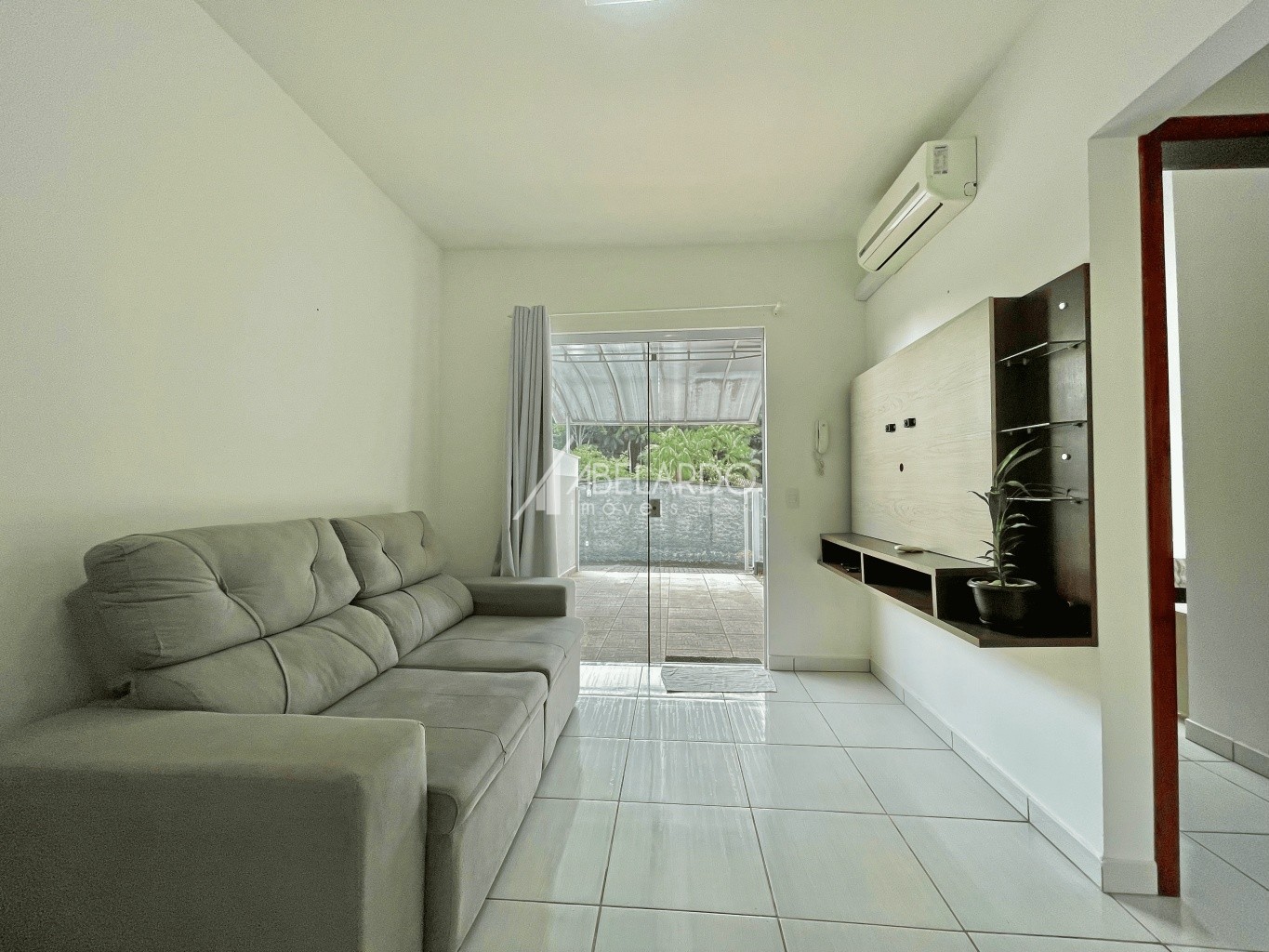 Casa em condomínio fechado com apenas 9 residências e próximo a BR 470, esta aconchegante casa térrea mobiliada é uma excelente opção para quem busca morar bem! — foto 2