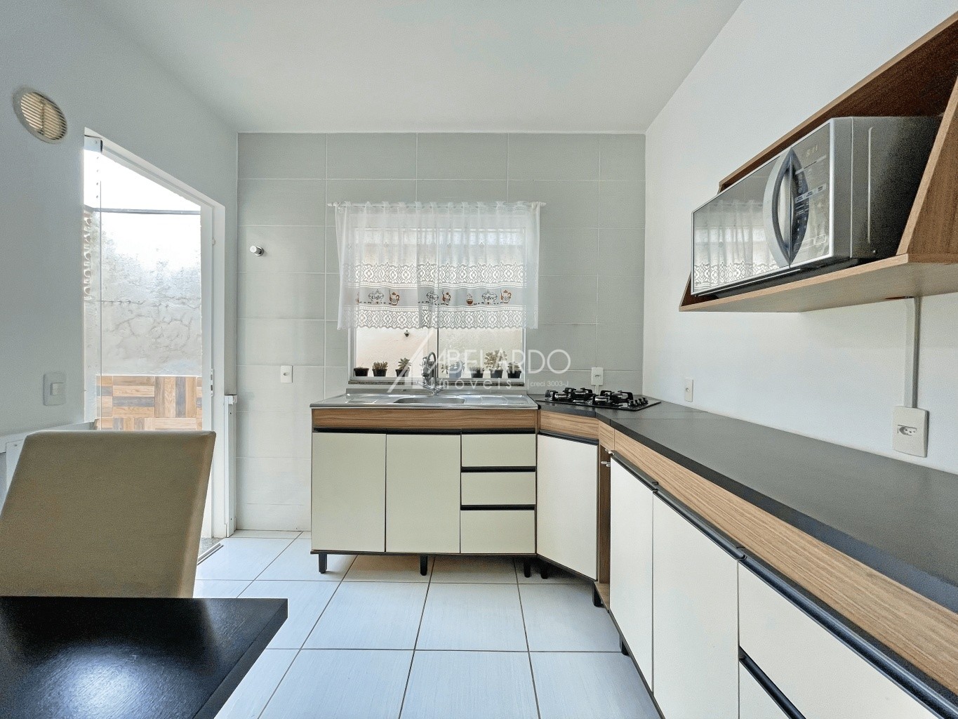 Casa em condomínio fechado com apenas 9 residências e próximo a BR 470, esta aconchegante casa térrea mobiliada é uma excelente opção para quem busca morar bem! — foto 4