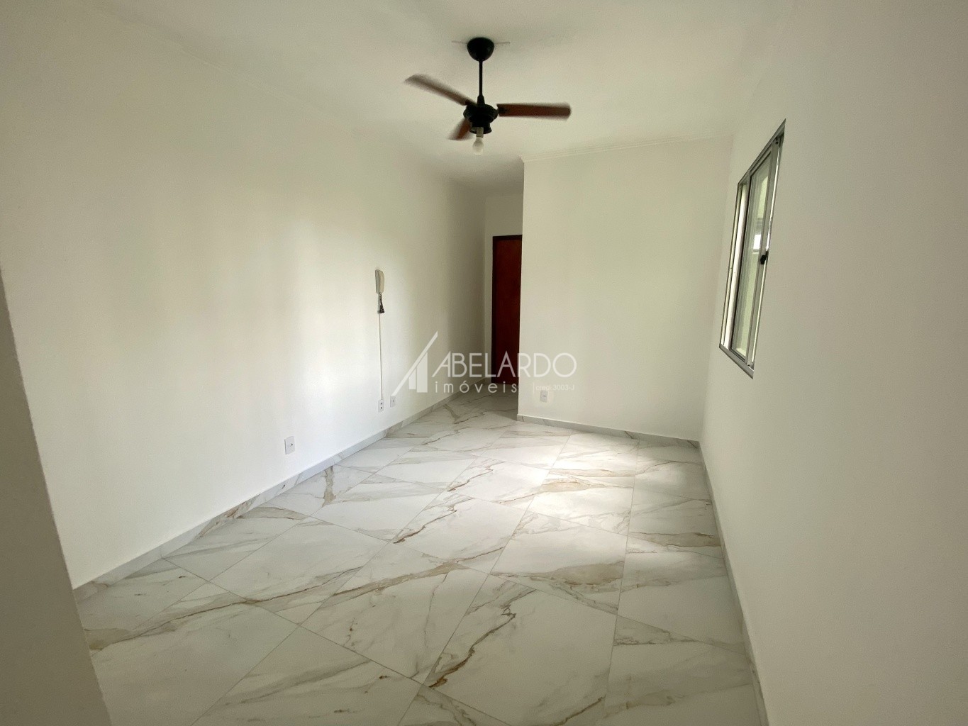 Apartamento com dois dormitórios, um banheiro e uma garagem. — foto 3
