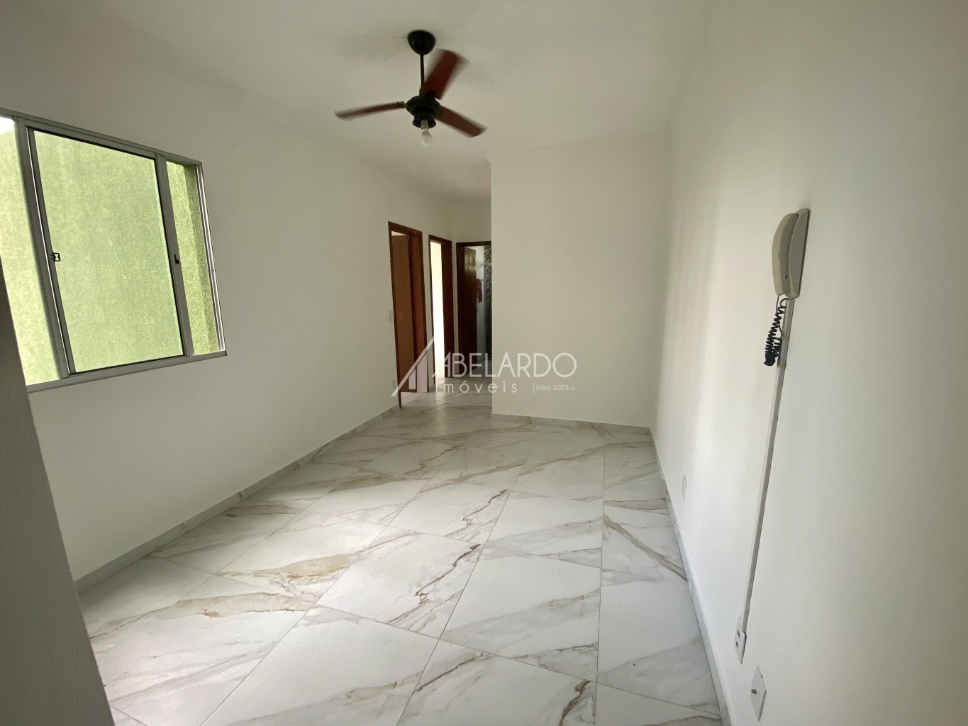 Apartamento com dois dormitórios, um banheiro e uma garagem. — foto 5