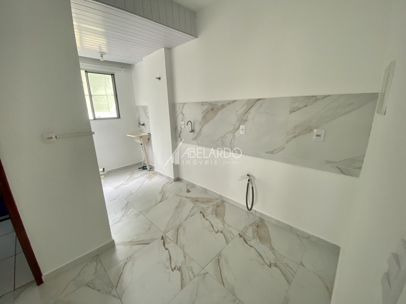Apartamento com dois dormitórios, um banheiro e uma garagem. — foto 2