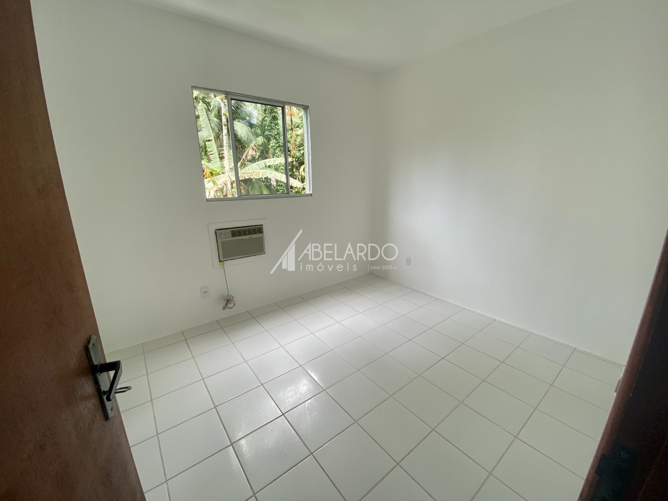 Apartamento com dois dormitórios, um banheiro e uma garagem. — foto 6