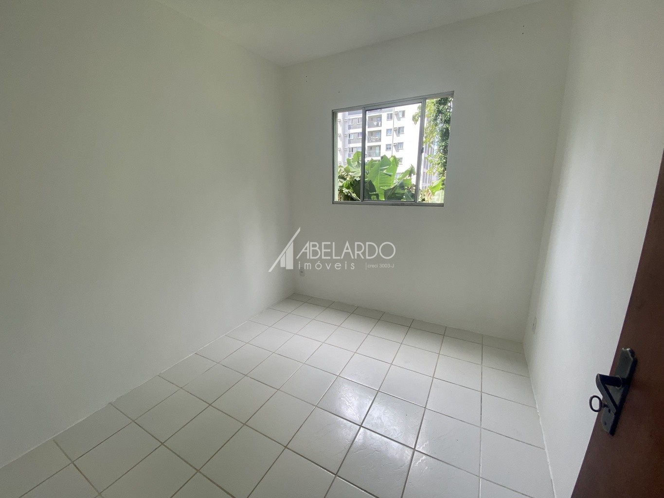 Apartamento com dois dormitórios, um banheiro e uma garagem. — foto 7
