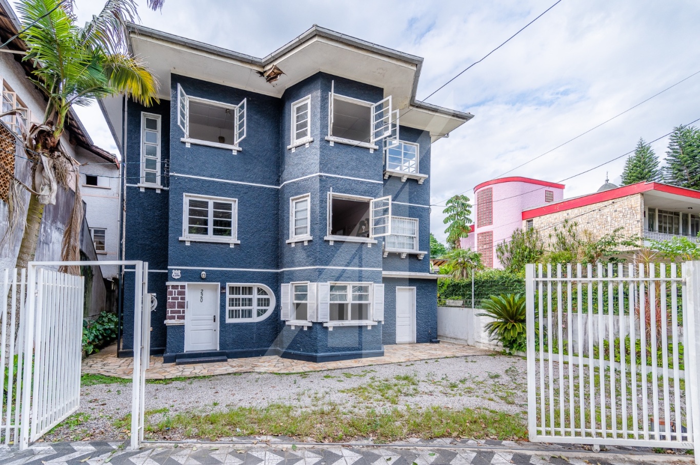 Casa no centro com 3 andares - foto 1