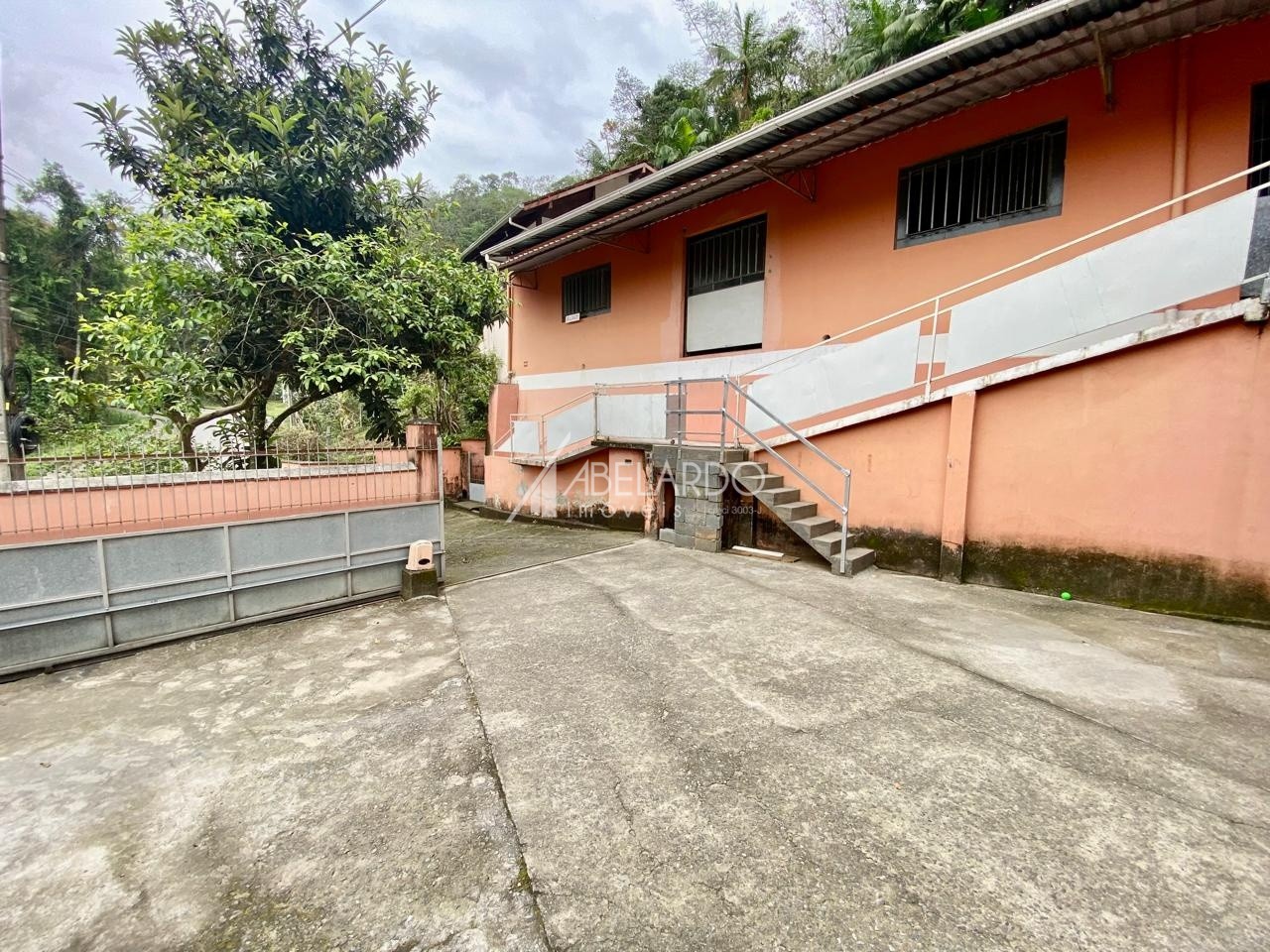 Ótimo galpão com mezanino contendo 140,00m no bairro Passo Manso. Acesso rápido para BR. — foto 2