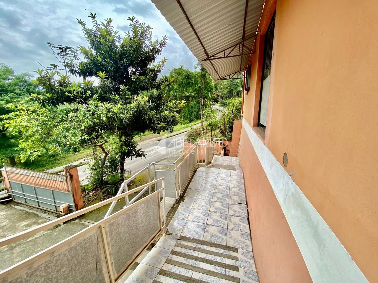 Ótimo galpão com mezanino contendo 140,00m no bairro Passo Manso. Acesso rápido para BR. - foto 1