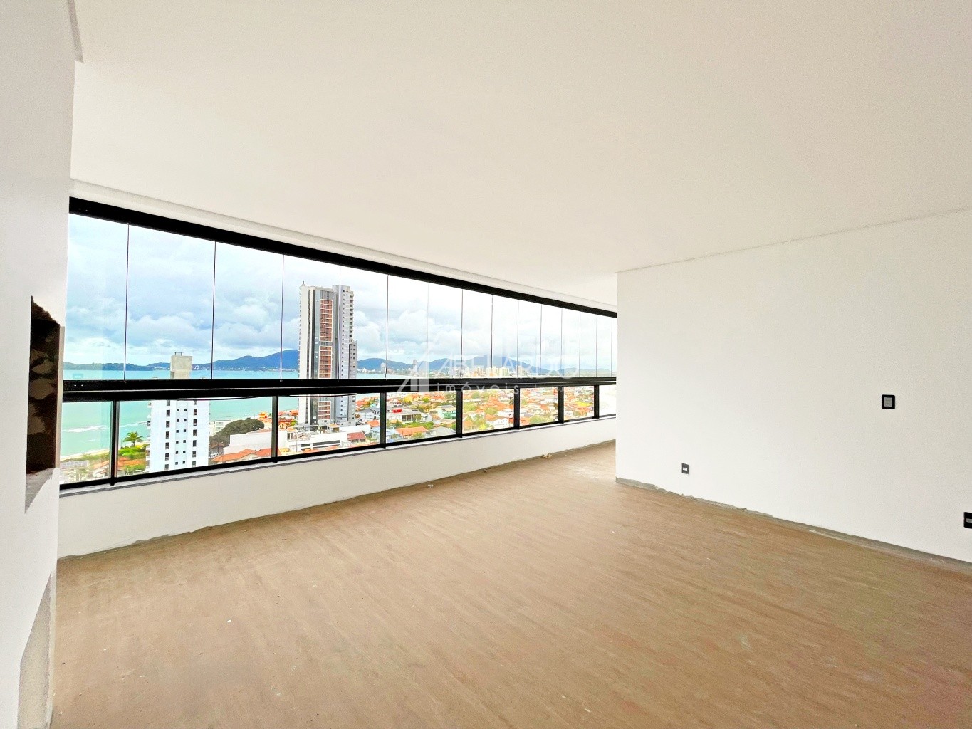 APARTAMENTO COM ÁREA PRIVATIVA DE 135 M, TRÊS DORMITÓRIOS, DUAS VAGAS DE GARAGEM E VISTA MAR - PENHA/SC - foto 1