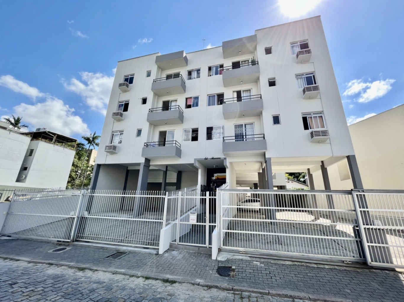Oportunidade de morar no centro de Blumenau. Apartamento de 50m privativos, com 01 dormitório e 01 vaga garagem, localizado no início do bairro Garcia. - foto 1