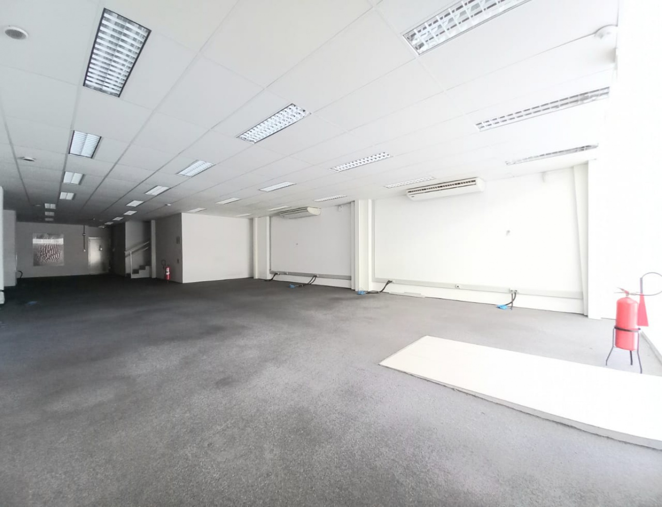 Sala Comercial Térrea no Shopping no bairro Centro em Blumenau - foto 1