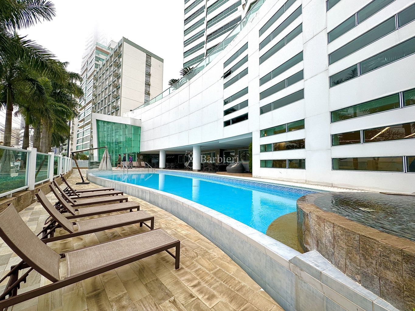 Apartamento pronto pra morar em Balneário Camboriú, todo mobiliado com 03 suítes e vista para o mar. - foto 1