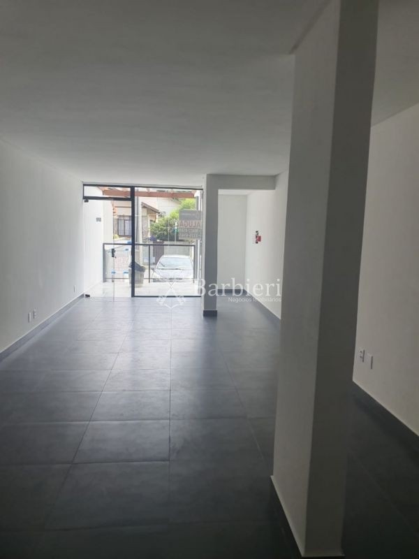 Loja comercial próxima à Rua Amazonas, com vitrine e uma vaga de estacionamento no bairro Garcia em Blumenau — foto 4