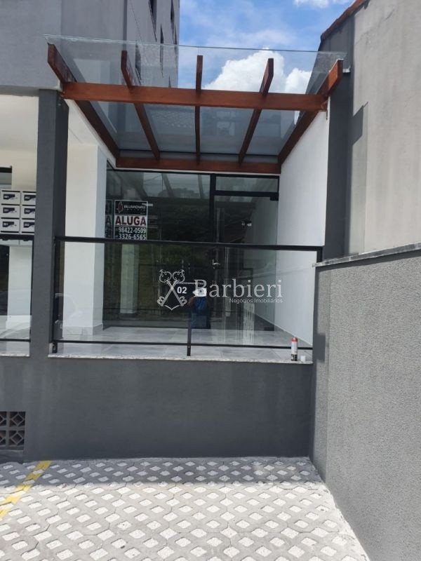 Loja comercial próxima à Rua Amazonas, com vitrine e uma vaga de estacionamento no bairro Garcia em Blumenau — foto 2