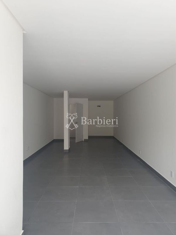 Loja comercial próxima à Rua Amazonas, com vitrine e uma vaga de estacionamento no bairro Garcia em Blumenau — foto 5