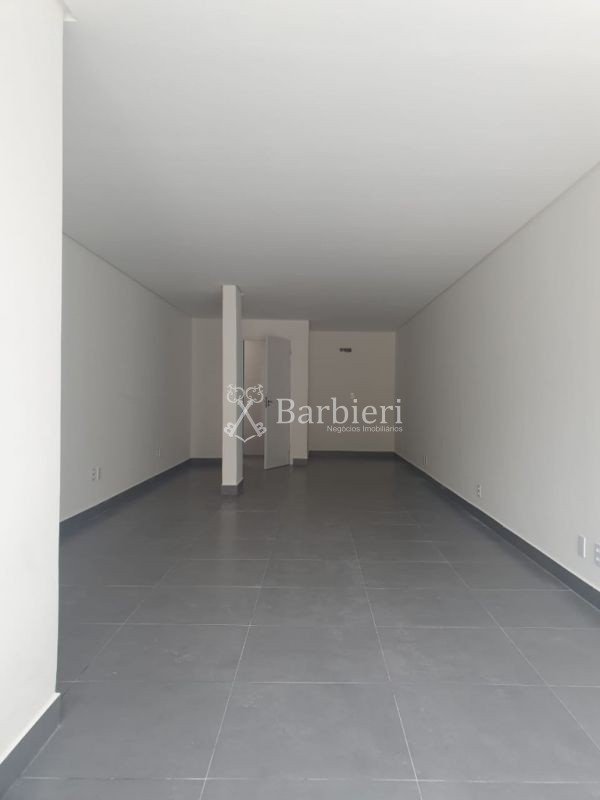 Loja comercial próxima à Rua Amazonas, com vitrine e uma vaga de estacionamento no bairro Garcia em Blumenau - foto 1