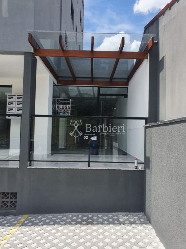 Loja comercial próxima à Rua Amazonas, com vitrine e uma vaga de estacionamento no bairro Garcia em Blumenau — foto 3