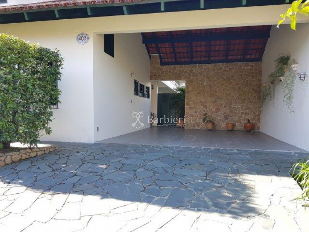 Casa com 3 quartos, sendo 2 suítes e 4 vagas no bairro Vorstadt em Blumenau/SC. — foto 2