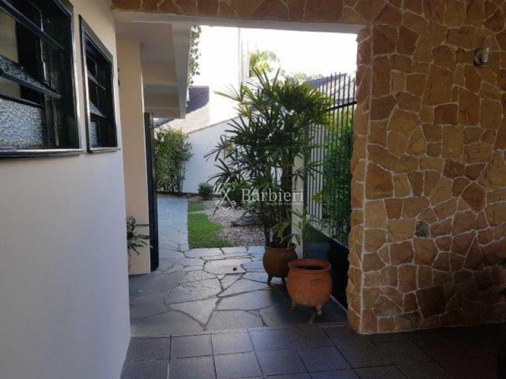 Casa com 3 quartos, sendo 2 suítes e 4 vagas no bairro Vorstadt em Blumenau/SC. — foto 4