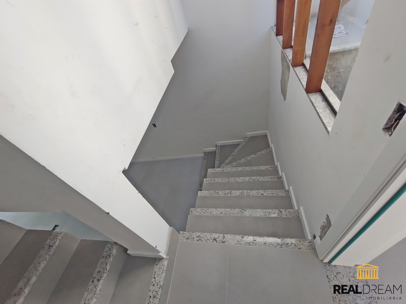 Sobrado tríplex de 2 suítes (1 com sacada) e 2 garagem — foto 6