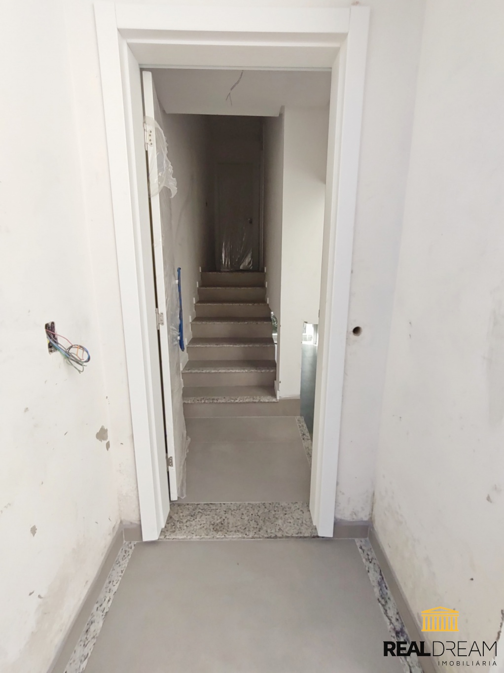 Sobrado tríplex de 2 suítes (1 com sacada) e 2 garagem — foto 5