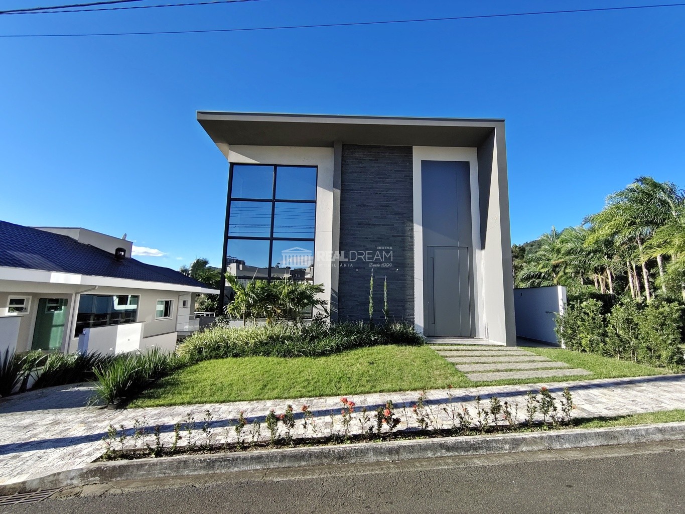 Excelente casa de 400m no Golden Park - foto 1