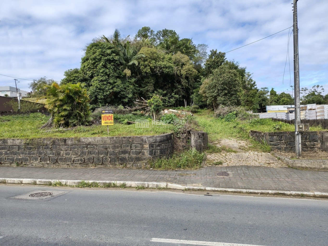 Terreno de +- 5.300m, com 25m de frente para a Rua Marechal Deodoro da Fonseca no Centro de Indaial SC - foto 1