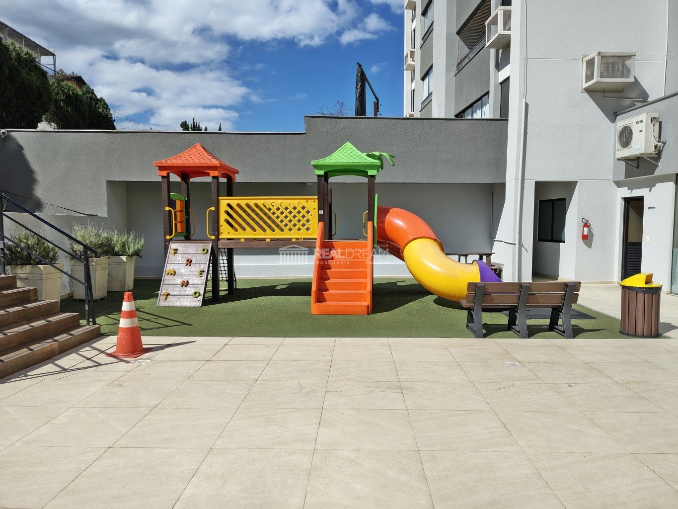 Apartamento semimobiliado de 3 dormitórios, sendo 1 suíte e 1 garagem. — foto 3