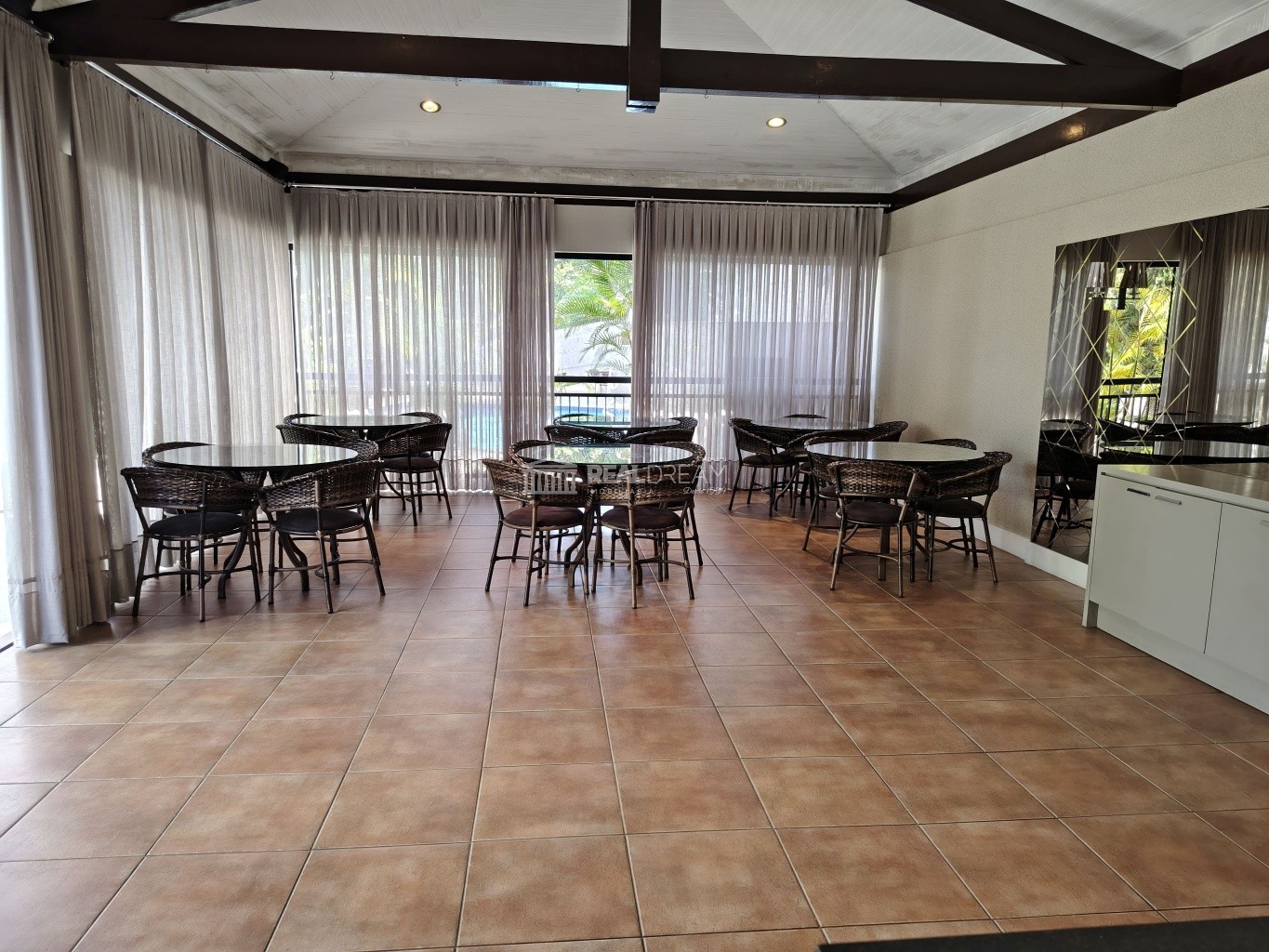 Apartamento semimobiliado de 3 dormitórios, sendo 1 suíte e 1 garagem. — foto 6