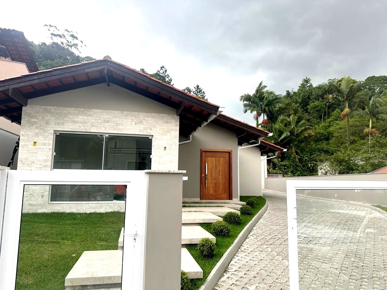 Casa Térrea - 200m- 2 vagas - foto 1