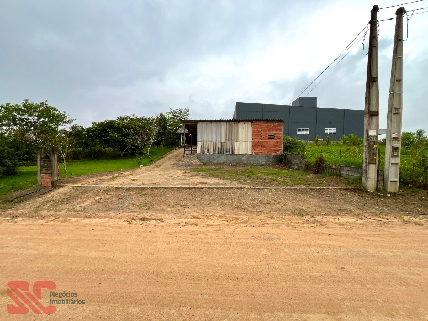 Terreno com duas casas no bairro estradinha - foto 1