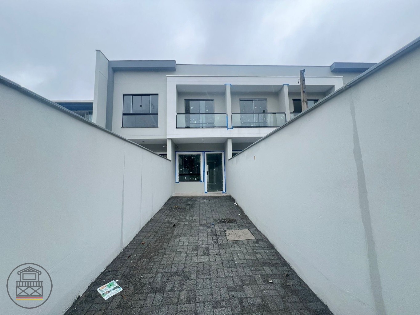 Sobrado com 02 suítes e 02 vagas e semi mobiliado no bairro Fortaleza. - foto 1