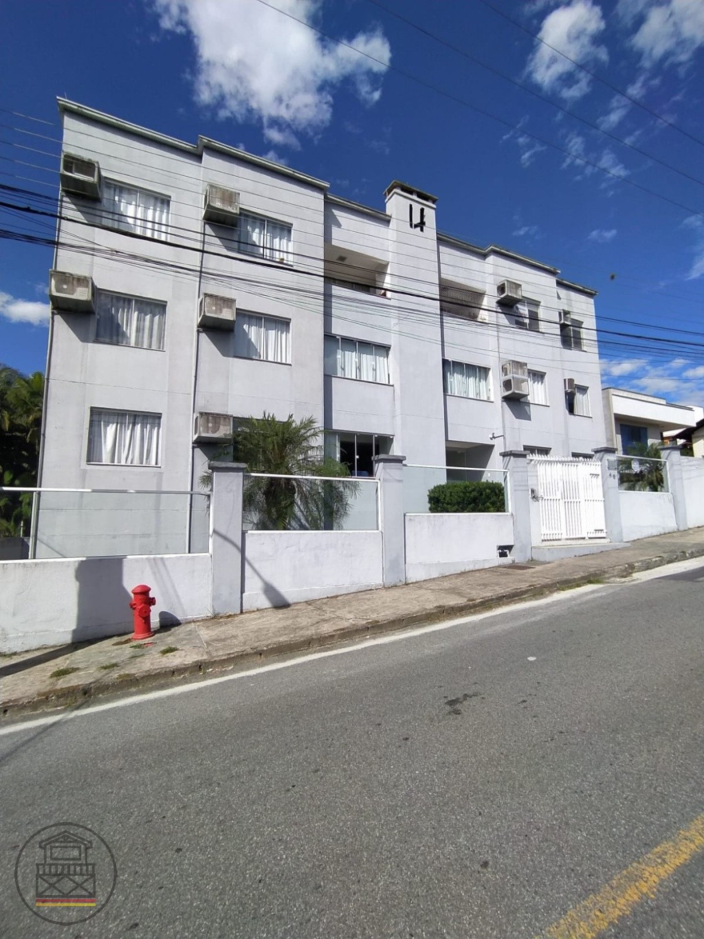 Lindo Apartamento semi mobiliado de 02 quartos com suíte e duas vagas de garagens. — foto 2
