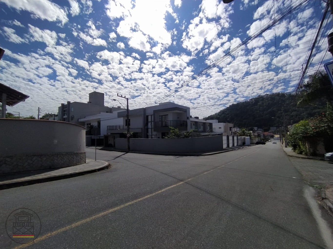 Lindo Apartamento semi mobiliado de 02 quartos com suíte e duas vagas de garagens. — foto 3