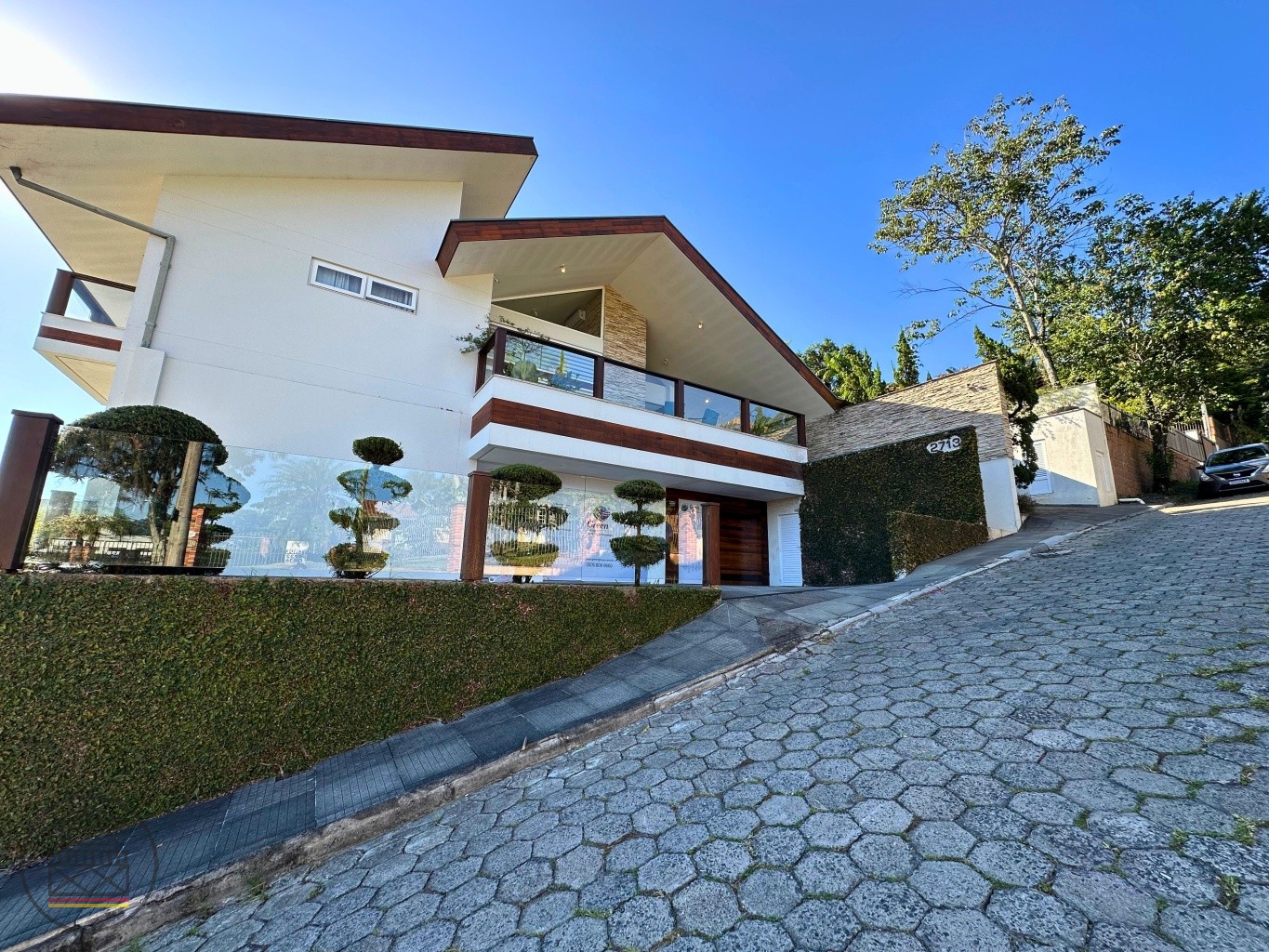 Casa Comercial com 3 suítes, piscina e acabamento diferenciado! - foto 1