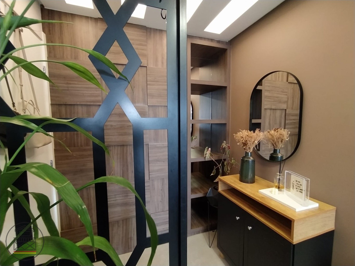 Lindo Apartamento Mobiliado com 2 Dormitórios (Suíte) e Sacada Integrada! — foto 2
