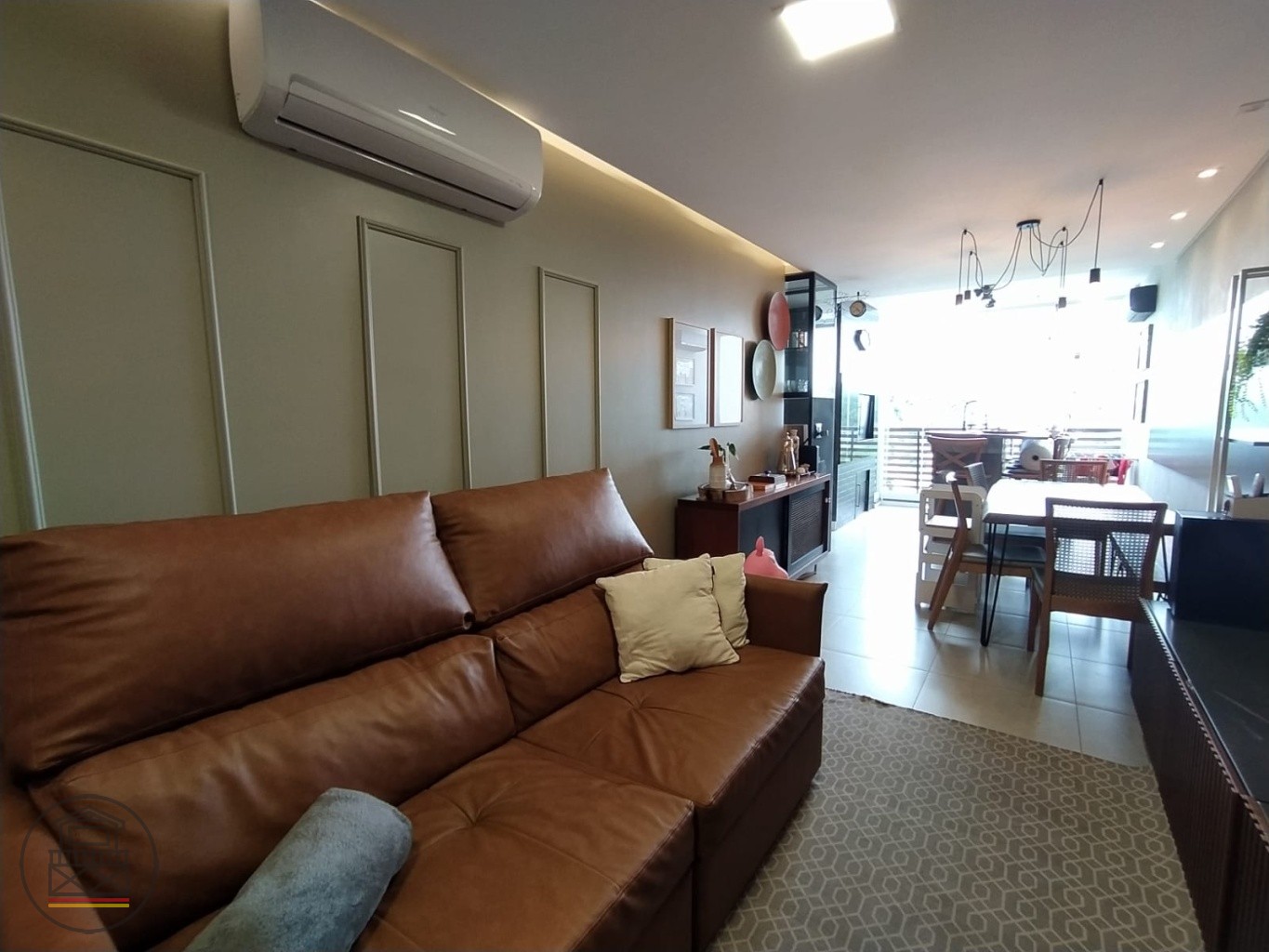 Lindo Apartamento Mobiliado com 2 Dormitórios (Suíte) e Sacada Integrada! — foto 3