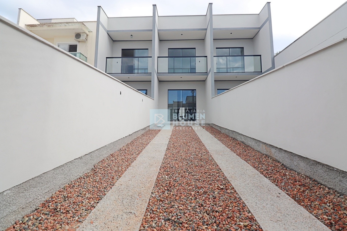 Sobrado com espaço aos fundos no bairro Fidélis! - foto 1