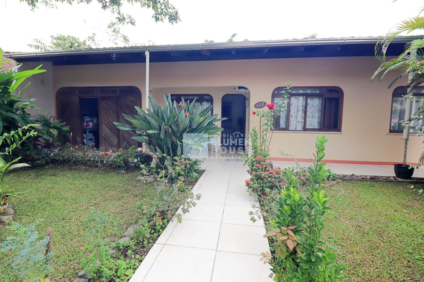 Casa térrea com amplo espaço de terreno! — foto 2
