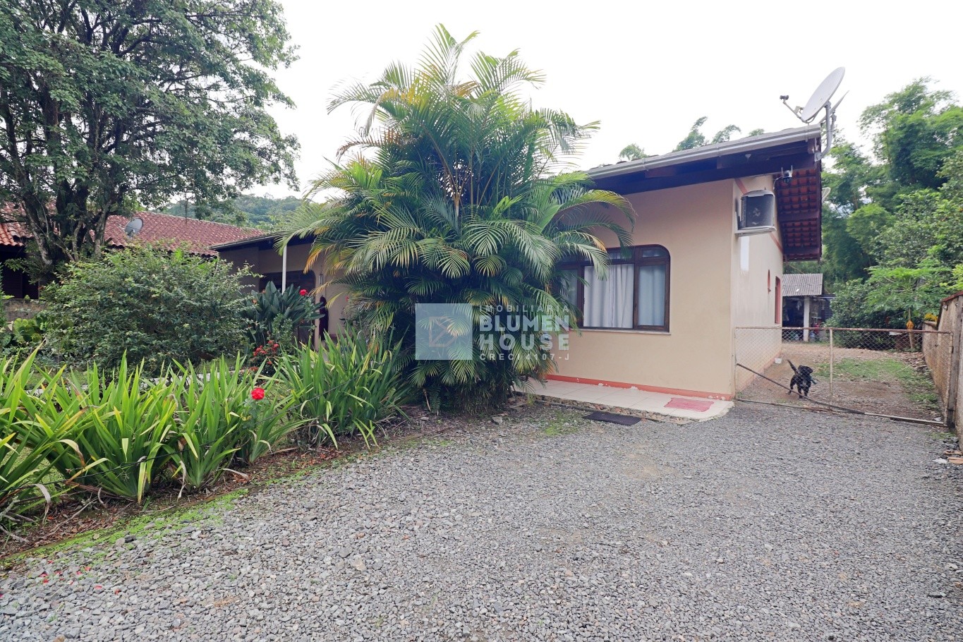 Casa térrea com amplo espaço de terreno! — foto 3