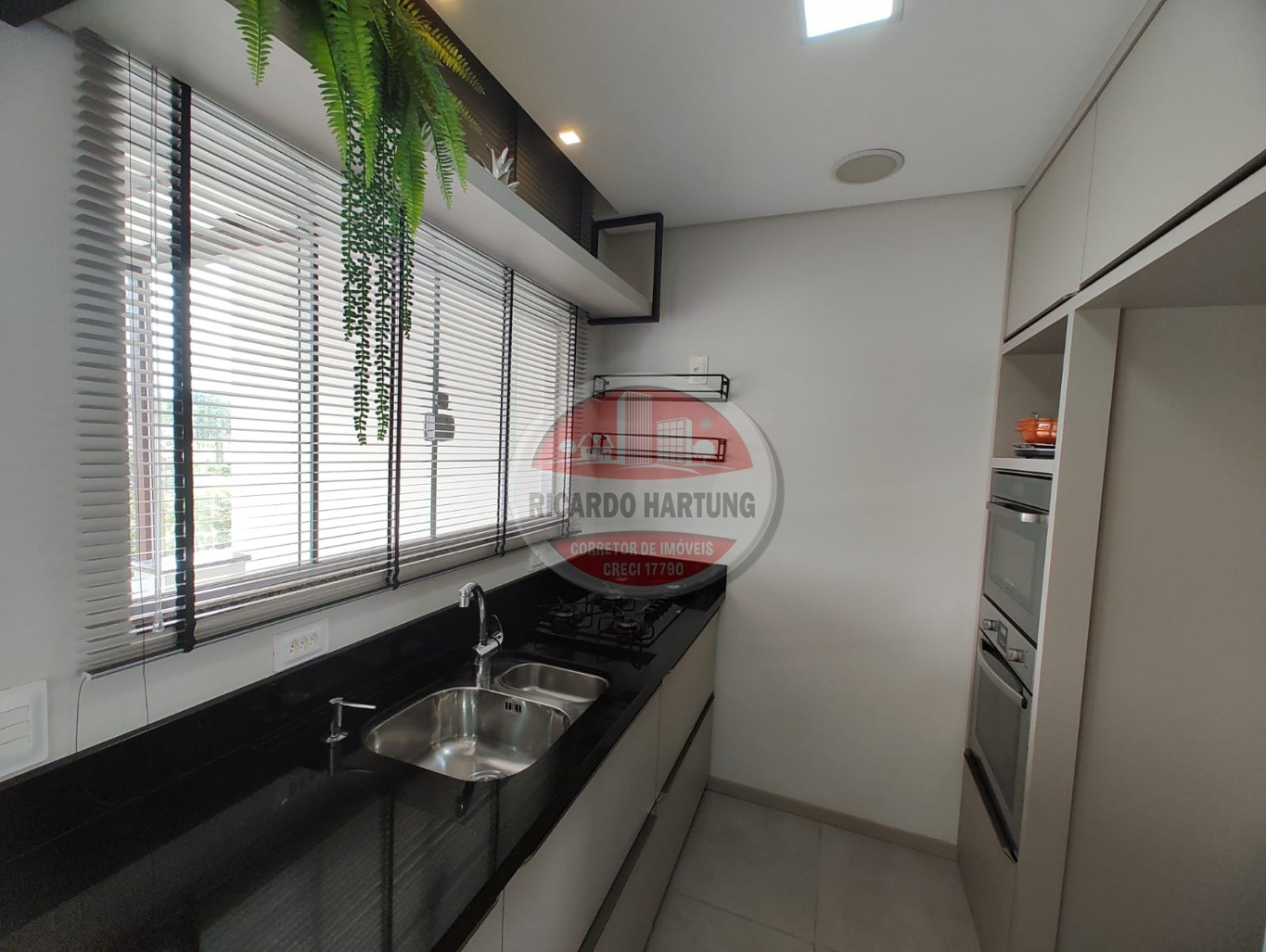 Sobrado escriturado, averbado, quitado e finamente decorado e mobiliado, localizado no bairro Garcia — foto 3