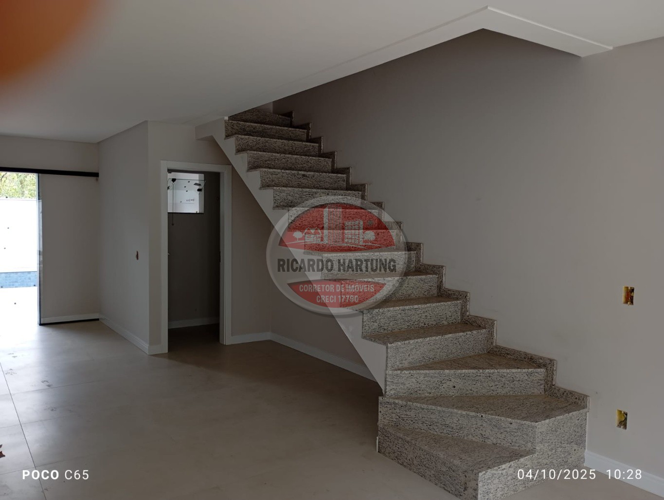 Sobrado novo com área de festa e com piscina no bairro Testo Salto — foto 5