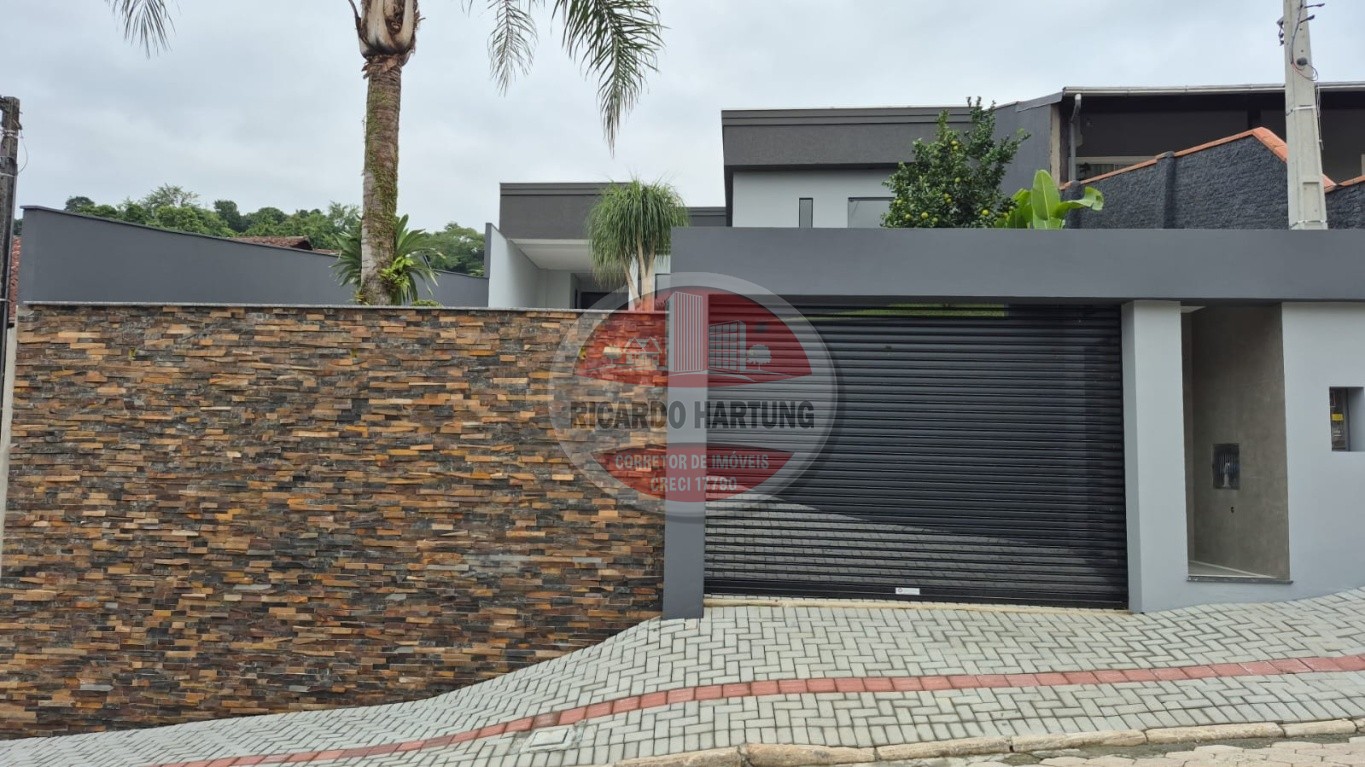 Casa Alto Padrão, próximo ao Terminal do bairro Água Verde, de fácil acesso ao Centro de Blumenau e a BR-470 - foto 1