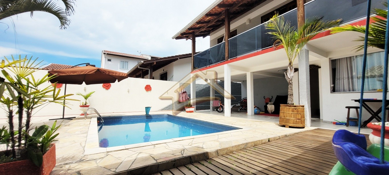 Casa com três dormitórios e piscina no bairro Fortaleza em Blumenau! - foto 1