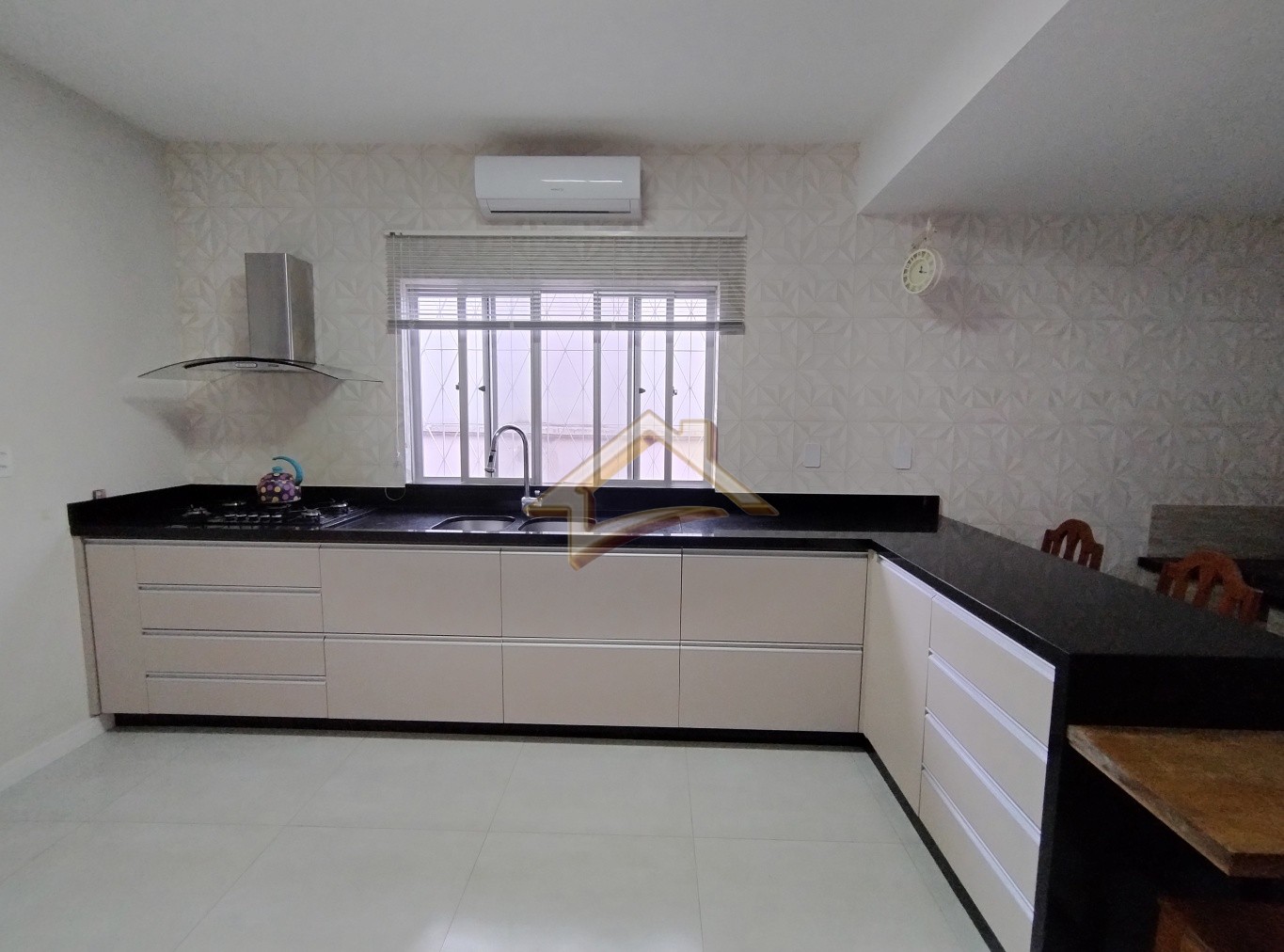 Belíssima casa no Centro de Rodeio, com 3 dormitórios sendo 1 suíte com closet. Confira! — foto 6