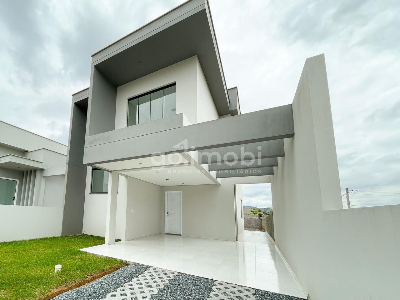 Sobrado com 3 quartos sendo 1 suíte e garagem para 2 carros em Indaial - foto 1