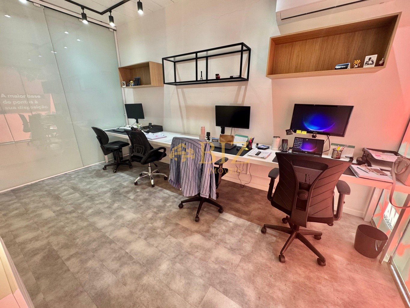 Excelente sala comercial mobiliada no Sturgis 494! — foto 5