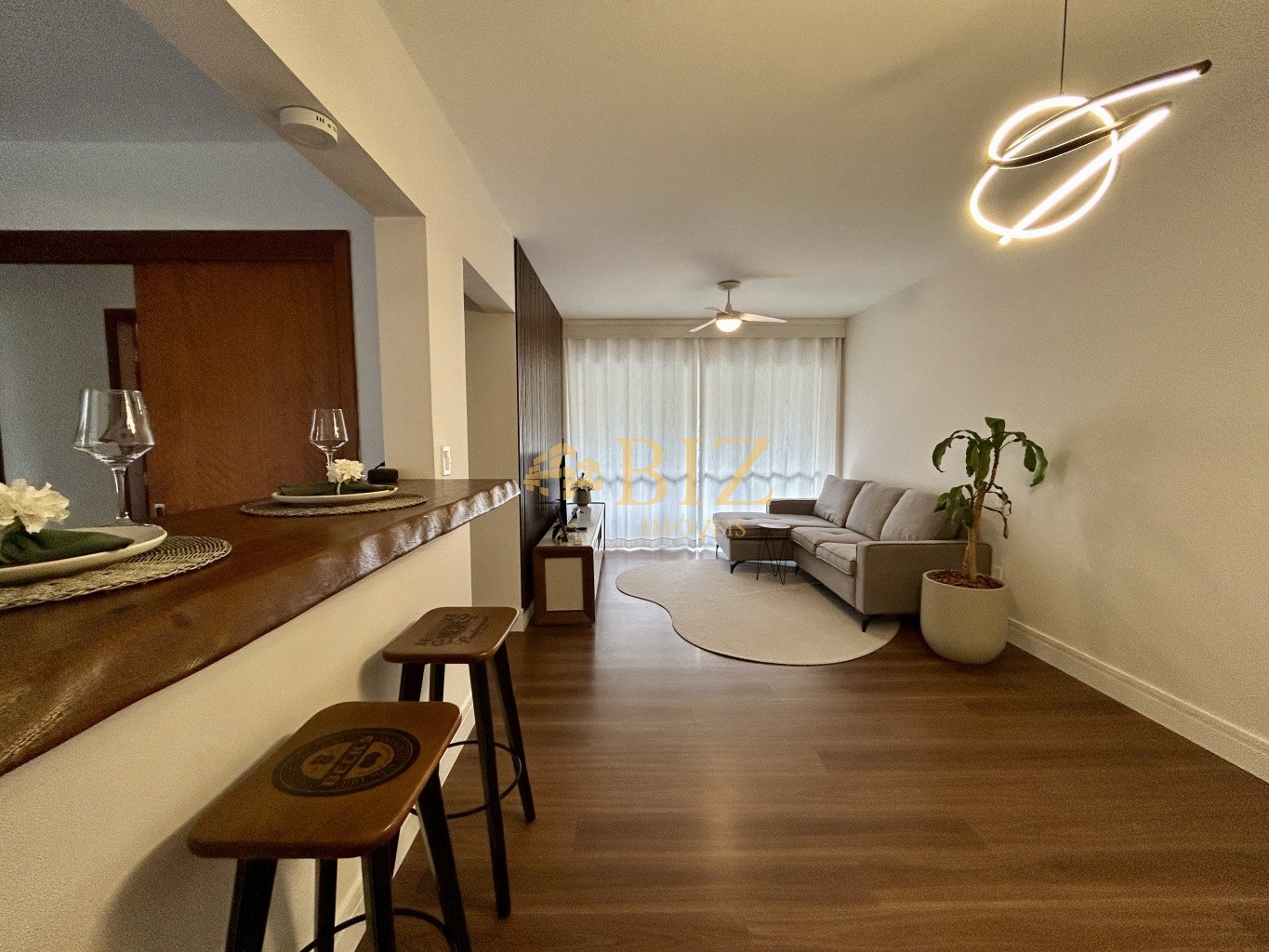 Apartamento PORTEIRA FECHADA no Bairro Victor Konder, com 2 dormitórios (1 suíte), mobiliado, com 85m privativos!