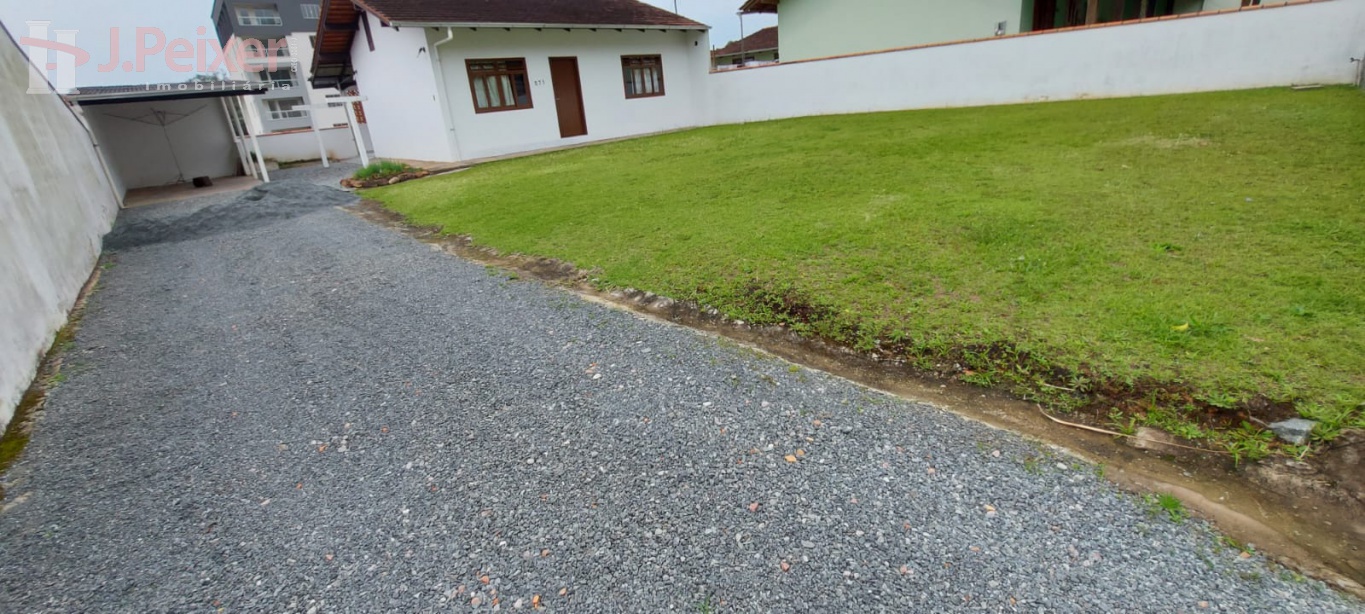 Casa com amplo terreno 2.000,00 + encargos ALUGUEL — foto 2