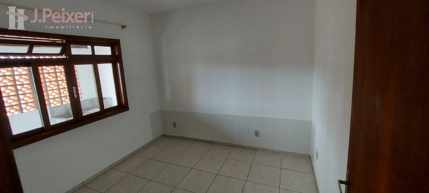 Casa com amplo terreno 2.000,00 + encargos ALUGUEL — foto 4