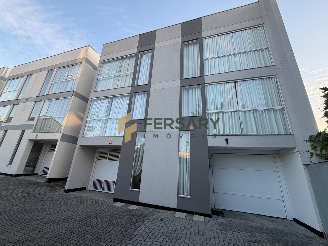 Sobrado Triplex em Condomínio fechado com Área de Festas com Piscina em Blumenau próximo a Cooper Água Verde. — foto 2